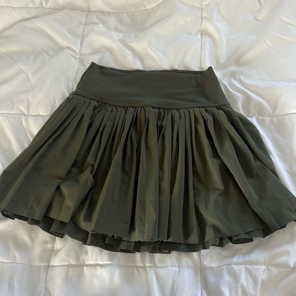 Offline by aerie skort In camo green. In good used condition. Size XS